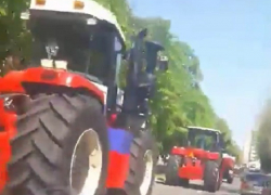 Колонна огромных комбайнов и тракторов с канадской родословной на улицах Ростова попала на видео 
