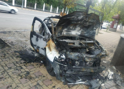 На Театральной площади в Ростове после аварии сгорел автомобиль