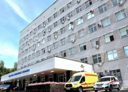 Пациент ковидного госпиталя в Ростове-на-Дону напал на врача и сорвал с него маску