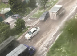 Штормовое предупреждение из-за ливней с градом объявили в Ростовской области