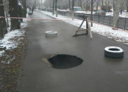 В Ростове асфальт совсем "не приживается" на дорогах, сверкая все новыми дырами