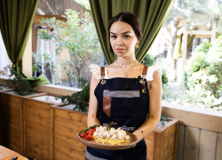 «Главное – не отрезать себе пальцы и ногти»: романтическое блюдо от участницы «Мисс Блокнот Ростов-2024» Татьяны Тимофеевой