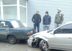 Потерявший управление Nissan снес на своем пути три припаркованных автомобиля