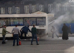 В Ростове на ходу загорелся автобус с пассажирами