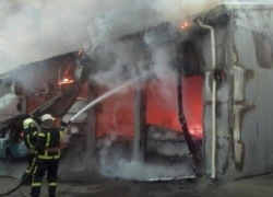 Две иномарки сгорели в автосервисе под Ростовом