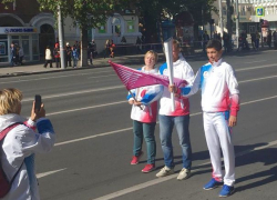 Эстафету огня передавали друг другу знаменитые спортсмены в центре Ростова