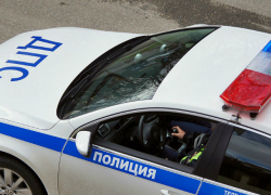 Торопливый ВАЗ поцеловал в «попу» машину ДПС на светофоре под Ростовом