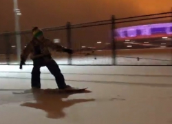 Экстремальный дорожный дрифтинг на сноуборде устроили бесстрашные жители Ростова