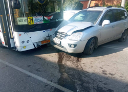 Иномарка врезалась в автобус с пассажирами в Ростовской области