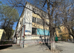 В жилом доме на Мечникова в Ростове обрушился потолок и треснула стена 