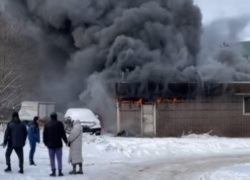 В Ростове на Металлургической загорелась автомойка
