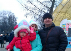 Ростовские красавицы изумили горожан эффектным парадом Снегурочек 
