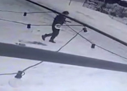 Под Ростовом мужчина стрелял в машину владельца кафе