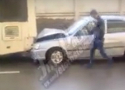Утренний «поцелуй» иномарки с пассажирским автобусом на скользкой дороге Ростова попал на видео