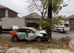 Иномарка врезалось в дерево после столкновения в центре Ростова