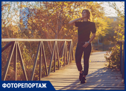 В парках тихо опадают листья: фоторепортаж с позолоченных улиц Ростова