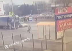 В сети появилось видео наезда многотонной фуры на пожилого пешехода в Ростове 