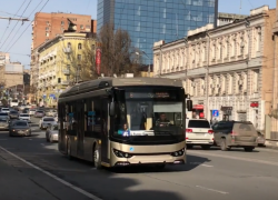 TROLZA вышел на улицы: в Ростов прибыл уникальный троллейбус. Видео