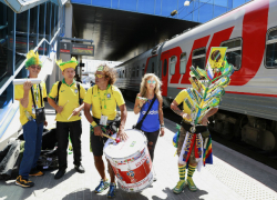 Около 700 счастливых разряженных болельщиков приехали на поезде из Москвы в Ростов