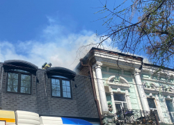 В центре Ростова загорелась крыша доходного дома Эрберга 