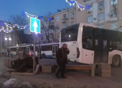 Врезавшийся в скамейку автобус в центре Ростова снял оператор "Блокнота"