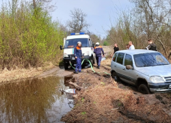 Спасатели помогли семье, чья машина застряла в глине в Ростовской области