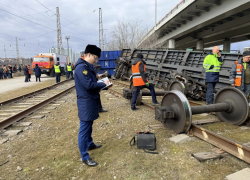 Два грузовых вагона сошли с рельс под Ростовом