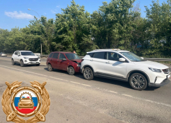 Три легковушки столкнулись на трассе в Ростовской области