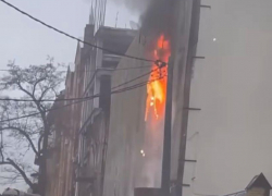 В центре Ростова загорелся аварийный дом на Шаумяна