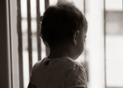 В Новочеркасске двухлетний малыш выпал из окна квартиры в многоэтажке