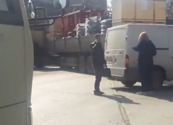 Перекрытые из-за фур обе полосы движения в Ростове разозлили водителей