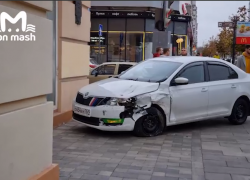 Иномарка протаранила здание МФЦ в центре Ростова