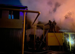 В Ростове-на-Дону загорелось здание мебельного цеха на Республиканской