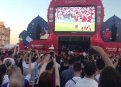 Пятый гол сборной России взорвал фан-зону залпами конфетти в Ростове 