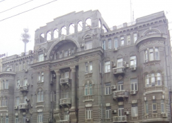 В Ростове закрыли проход вдоль отдела полиции из-за упавшего куска крыши