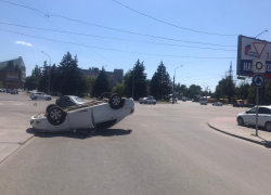 В Ростове в результате аварии перевернулась легковушка