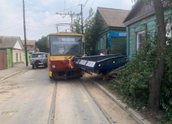 В Ростове грузовой автомобиль врезался в трамвай