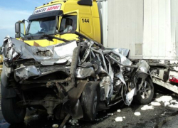 Мужчина погиб и две женщины пострадали в страшном ДТП с большегрузом под Ростовом