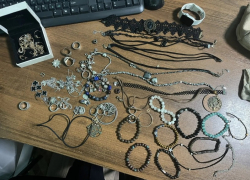 К дончанке ворвались в дом и похитили драгоценности, пока она работала 