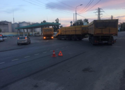 В Ростове мужчина пострадал в ДТП с двумя КАМАЗами