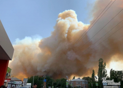 В Константиновском районе на огромной площади загорелась сухая растительность