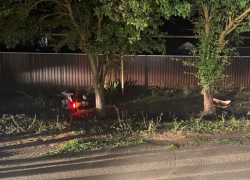 Двое школьников без шлемов и водительских прав разбились на скутере в Ростовской области