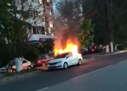 Восстановлению не подлежит: в Ростове взорвался и сгорел автомобиль