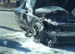 Жуткие кульбиты Mercedes на Текучевском мосту напугали до полусмерти очевидцев страшной аварии