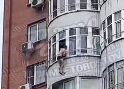 Ростовский человек-паук повис на высоте восьмого этажа на Днепровском