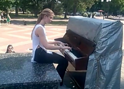Симпатичные студентки устроили концерт на уличном пианино в тенистом центре Ростова на видео