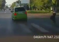 Смертельно опасный вираж безбашенной автоледи попал на видео в Ростовской области 