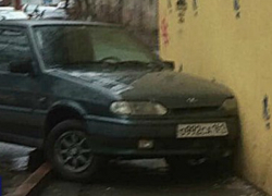 Автомобиль, "чудесно" припаркованный в дом, попал на фото в Ростове
