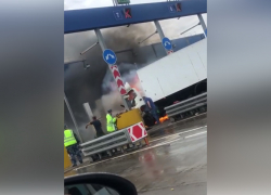 Под Ростовом грузовик врезался в отбойник и загорелся
