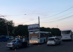 Отъезжавший от остановки автобус сбил женщину со сливами в Ростове